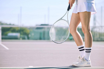 腿女网球球员练习培训匹配在户外法院阳光明媚的一天活跃的适合运动女运动员女运动员玩体育运动俱乐部