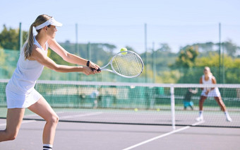 体育活跃的网球球员打球球拍设备有竞争力的匹配爱好活动法院运动运动适合女人玩比赛游戏运动服装