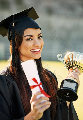 感觉伟大的公认的前获得成功的人肖像学生持有文凭奖杯毕业一天