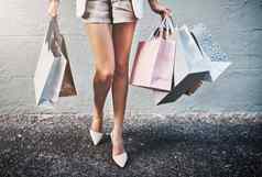 购物支出时尚女人携带袋出售讨价还价享受零售治疗特写镜头时尚的时尚的时尚女消费者giftbags