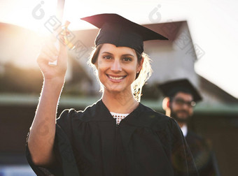 <strong>官方</strong>合格的肖像快乐年轻的女人持有文凭毕业一天