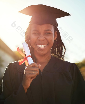前<strong>获得</strong>成功的人肖像快乐年轻的女人持有文凭毕业一天