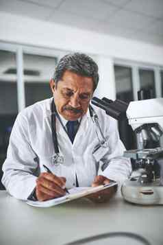 主医疗科学成熟的科学家显微镜记录发现实验室