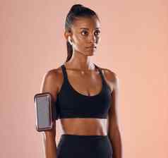 健康的适合活跃的女健身模型听音乐无线earpods耳机工作室桃子背景锻炼锻炼运动年轻的运动员
