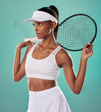 时尚的<strong>运动</strong>员女网球球员持有<strong>球拍</strong>思考绿色工作室活跃的非洲美国女<strong>运动</strong>员准备好了体育竞争匹配体育<strong>运动</strong>