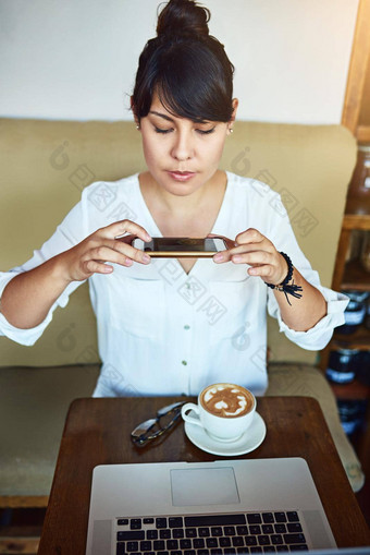 发布美丽的年轻的女人采取图片咖啡手机咖啡馆