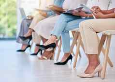 脚鞋子非常业务女人市场营销团队坐着浏览在线规划坐着工作有创意的办公室多样化的集团员工等待行面试