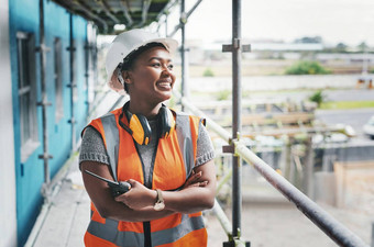 快乐微笑快乐的年轻的黑色的女人高级建设行业工人站建筑网站专业女<strong>员工</strong>工作住房财产<strong>发展</strong>位置