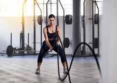 健身锻炼战斗绳子年轻的女人运动员例程锻炼锻炼培训健身房健康健康活跃的生活方式运动运动年轻的女