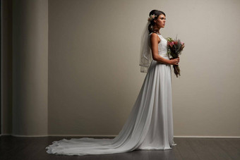<strong>完美</strong>的衣服<strong>完美</strong>的新娘工作室拍摄年轻的美丽的新娘摆姿势灰色背景