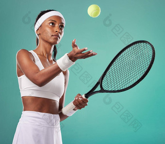 专业网球球员体育女人孤立的持有球拍准备好了游戏<strong>运动</strong>活跃的健康的<strong>运动</strong>员准备体育<strong>运动</strong>竞争<strong>比赛</strong>工作室背景