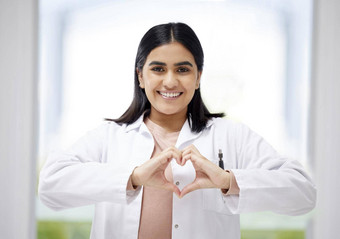 微笑有爱心的医疗医生心标志手手势现代诊所医院快乐积极的健康年轻的医疗保健工人医生支持护理象征