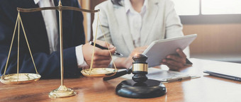 咨询商人律师团队会议客户端法律法律服务概念好服务合作手平板电脑移动PC