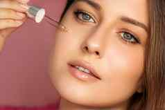 美化妆护肤品化妆品模型脸肖像女人应用皮肤护理化妆品产品下降吸管奢侈品面部护理
