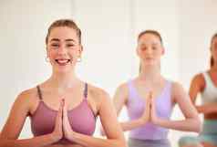 集团瑜伽健身团队健康冥想纳马斯特精神上的团结身体Zen锻炼实践放松健康的正念健身房工作室普拉提锻炼完美的的姿势