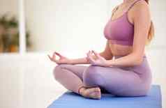 瑜伽冥想Zen穆德拉手手势莲花构成适合锻炼锻炼平静能源放松集中女人腿交叉培训和平平衡健康的生活方式