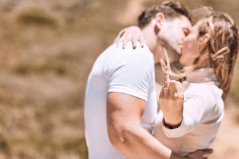 年轻的女人显示订婚环手指夫妇吻享受甜蜜的时刻爱浪漫的<strong>接吻</strong>夫妇准备好了婚姻爱的浪漫太阳自然