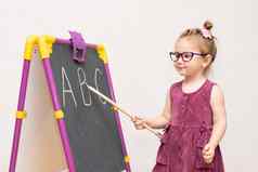 女孩衣服眼镜黑板上显示学生信字母