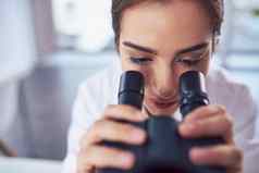 镜头世界特写镜头集中年轻的女科学家镜头显微镜内部实验室