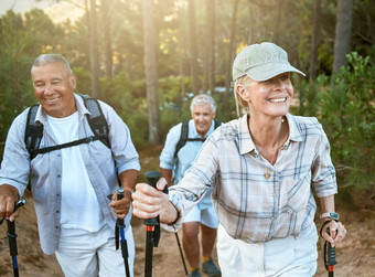 徒步旅行退休上了年纪的高级朋友游客森林山健身健康健康年龄多样化的集团活跃的成熟的养老金领取者在户外周末徒步旅行自然