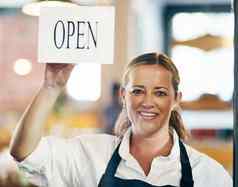 咖啡馆老板开放启动商店欢迎客户餐厅高加索人经理重新开放业务关闭女服务员持有开放标志窗口入口