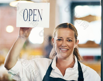 咖啡馆老板开放启动商店欢迎客户餐厅高加索人经理重新开放业务关闭女服务员持有开放标志窗口入口