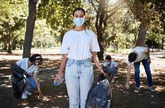 科维德脸面具志愿者工人清洁公园社区服务帮助选择垃圾塑料瓶支持团队积极分子回收工作结束污染
