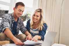 分享家庭责任年轻的夫妇财务状况首页