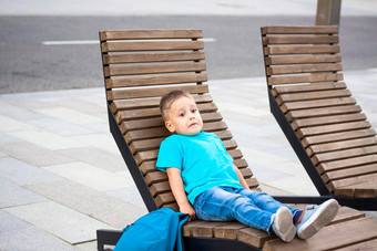 男孩蓝色的t恤休息一种轻马车长站路堤旅程脸表达自然快乐的情绪上演了照片自然