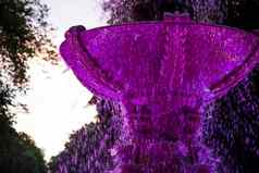 喷泉碗晚上温柔的光美丽的彩虹色水滴喷泉