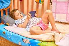 可爱的孩子说谎婴儿床新闻游戏仙女故事智能手机