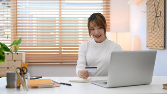 漂亮的女人信贷卡采购产品在线购物移动PC在线购物互联网银行概念