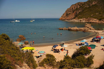 自然地中海海滩完整的度假者