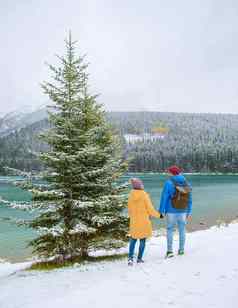 明尼万卡湖加拿大落基山脉班夫阿尔伯塔省加拿大绿松石水加拿大