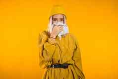 年轻的女孩打喷嚏组织孤立的黄色的女人生病的塞流鼻涕的鼻子发热冠状病毒疫情疾病概念