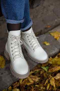 女腿牛仔裤白色时尚靴子鞋带
