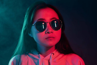 千禧漂亮的亚洲女孩长发型霓虹灯光神秘的赶时髦的人少年眼镜