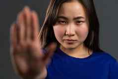 亚洲女人不赞成的手标志手势否认拒绝不同意肖像美丽的女孩学生灰色背景