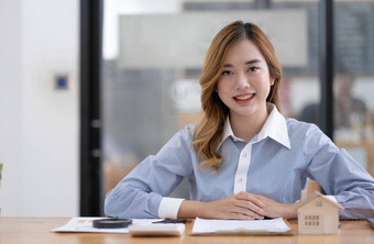 肖像业务女人房子模型迹象购买合同抵押贷<strong>款</strong>首页买出售首页模型抵押贷<strong>款</strong>贷<strong>款</strong>提供房子保险概念