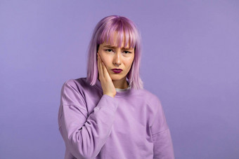 年轻的女人染色紫色的头发牙疼痛紫罗兰色的工作室背景牙痛牙科<strong>问题口腔</strong>学医学概念