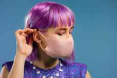 年轻的赶时髦的人女人保护面具特写镜头肖像时尚模型染色紫罗兰色的发型流感大流行科维德概念