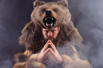 传统的中世纪的有胡子的男人。穿着animal-bear象征权力强度伟大工作室拍摄动漫<strong>真人秀</strong>