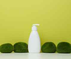 白色塑料瓶泵绿色背景容器化妆品