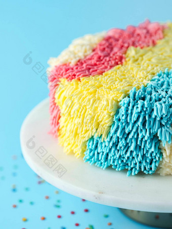 色彩斑斓的<strong>蓬松</strong>蛋糕蓝色的背景复制空间