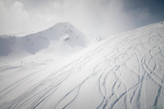雪off-piste滑雪坡滑雪滑雪板跟踪阳光明媚的冬天一天自由滑雪高山
