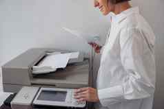 关闭女人工人扫描文档复印机现代办公室