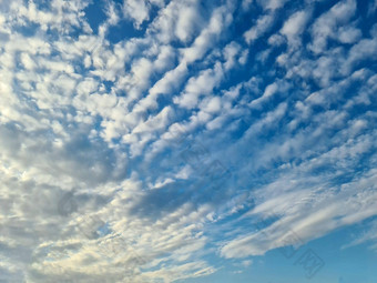 飞机冷凝航迹云的蓝色的天空中间画云