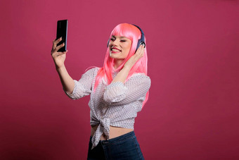 女模型粉红色的头发采取图片记录视频