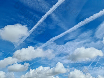 飞机冷凝<strong>航迹</strong>云的蓝色的天空中间画云