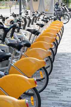 公共黄色的自行车停分享街布鲁塞尔比利时